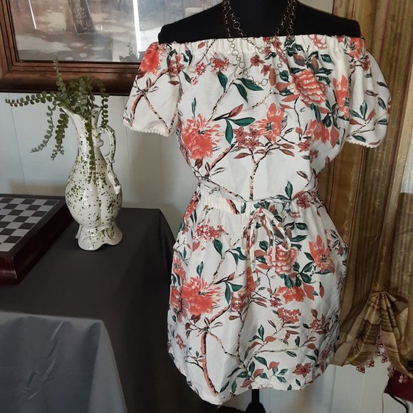 Style House Dresses & Skirts - Stylehouse Off the Shoulder Floral Mini Dress w/ pockets Size Small